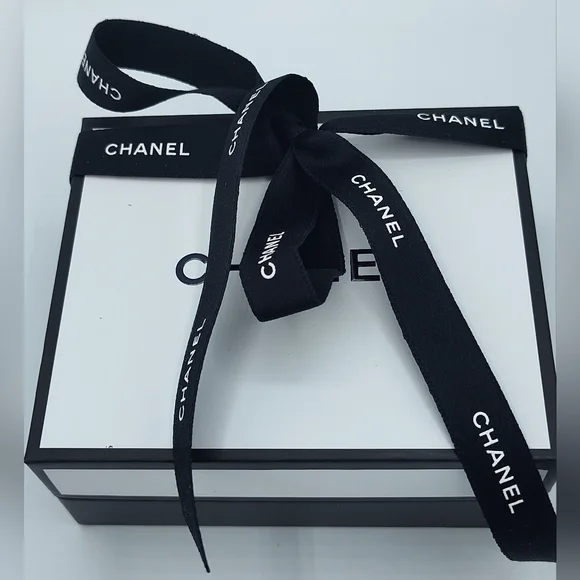 CHANEL No5 Perfume Bottle Necklace GWP Box Dust Bag & Ribbon ONE AVAILABLE - Picture 3 of 8